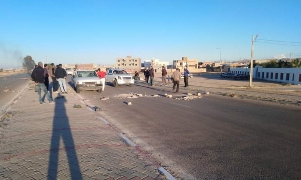 محتجون يغلقون الطريق الرابطة بين القيروان وصفاقس