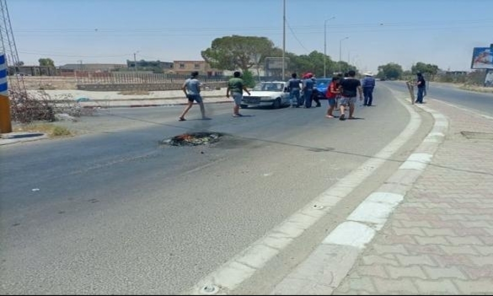 قابس : غلق الطّريق الوطنيّة عدد 1 بسبب الانقطاع المتكرّر للماء الصّالح للشّراب بالمطويّة