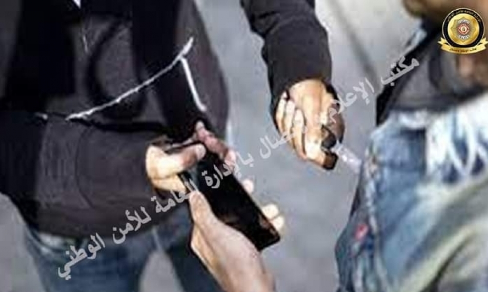 حي ابن خلدون تونس/ يستدرج بائعي الهواتف الجوالة عبر مواقع التواصل الاجتماعي ويتولى سلبهم تحت طائلة التهديد 