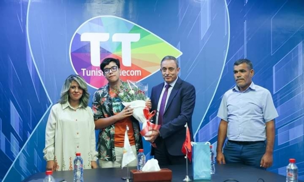 اتصالات تونس تكرم صاحب أفضل معدل في الجمهورية