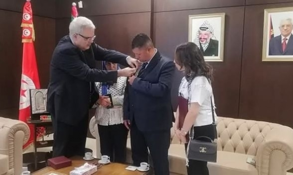 القدومي يقلّد والدي الشهيد فارس خالد وسام 'فارس فلسطين'