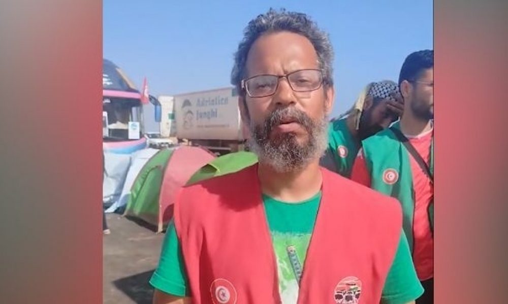 المتحدّث باسم قافلة الصّمود يتعرّض لاعتداء بالعنف الشّديد وسرقة أمواله